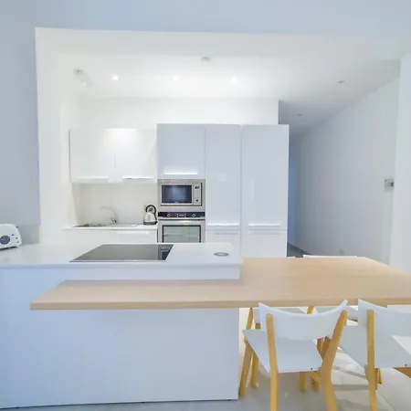 Luxurious Two-bedroom Aprt In