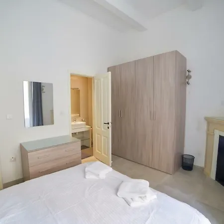 Luxurious Two-bedroom Aprt In